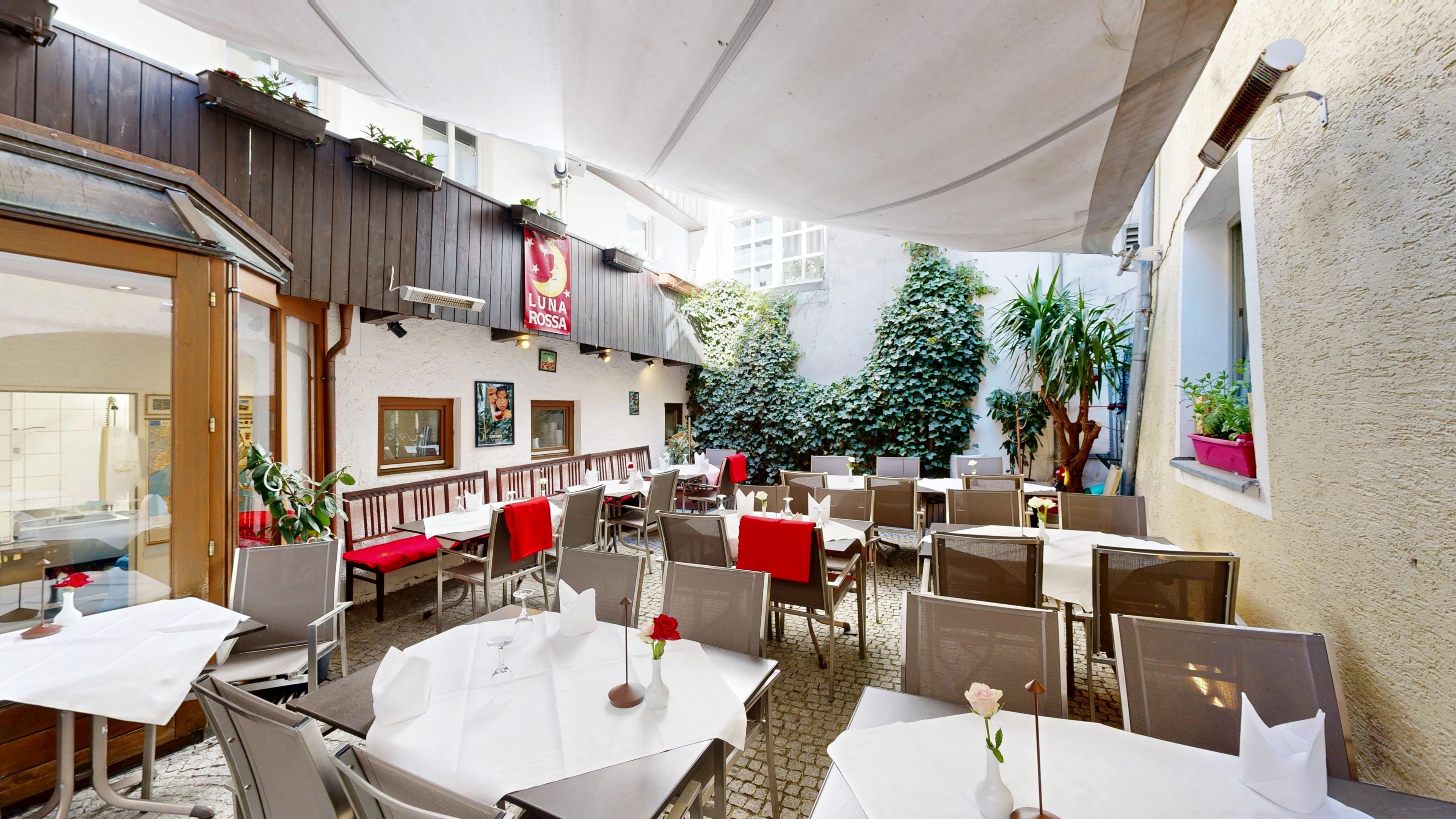 Außenansicht der Osteria Luna Rossa