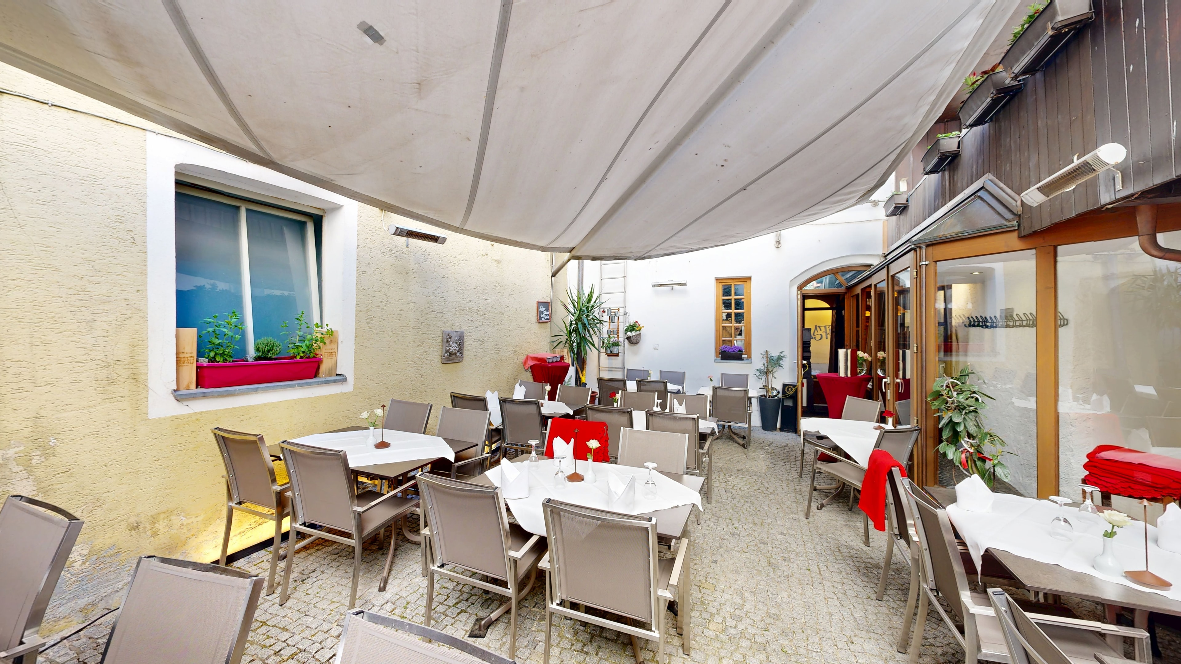 Terrasse der Osteria Luna Rossa