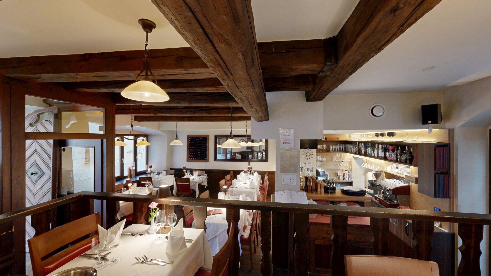 Gastraum mit Bar-Blick